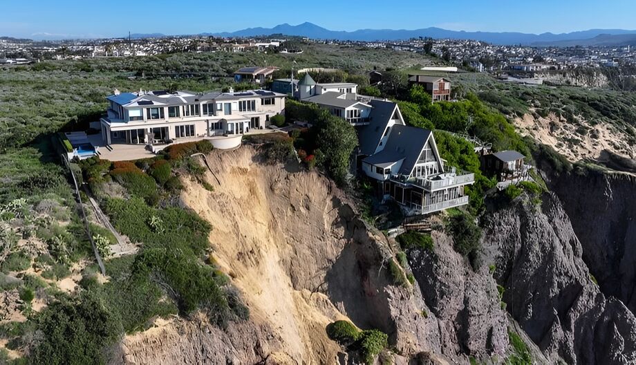 Deslizamento ocorreu em Dana Point após série de tempestades na região. Especialistas avaliaram que não há danos estruturais, e moradores não precisaram deixar a casa.