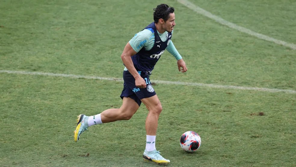 Raphael Veiga volta aos treinos no Palmeiras e Naves lamenta lesão de Gustavo Gómez