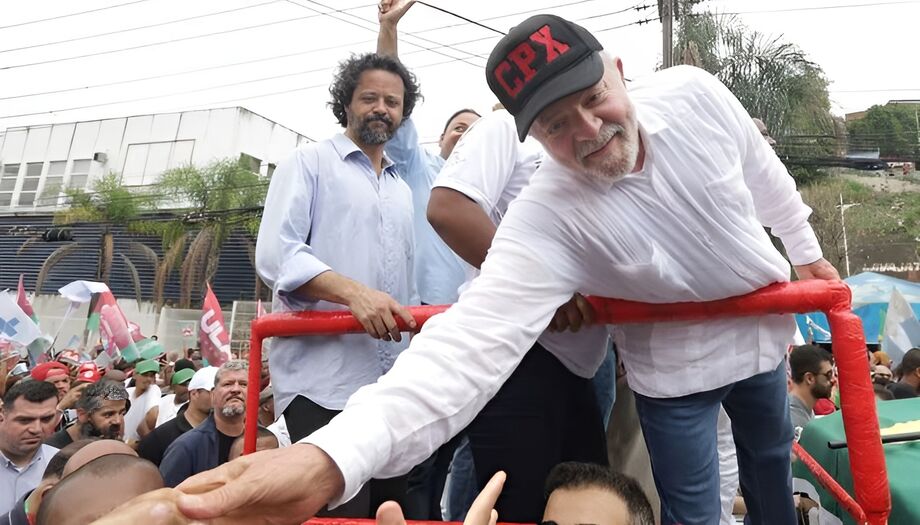 Lula usou o boné com a sigla durante comício no Complexo do Alemão, na zona norte do Rio, em outubro de 2022