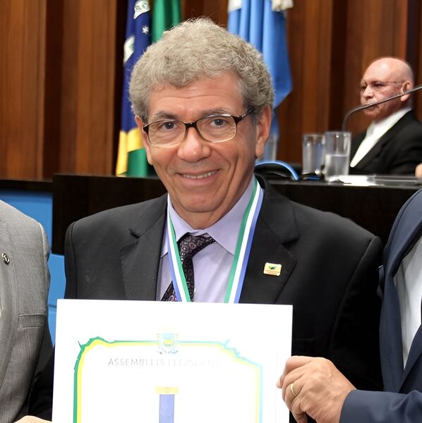 Paulo Cabral sendo homenageado na ALEMS