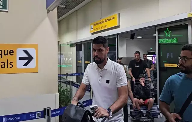 António Oliveira no Corinthians: técnico chega em SP com mulher, filhos e a sogra e vira meme