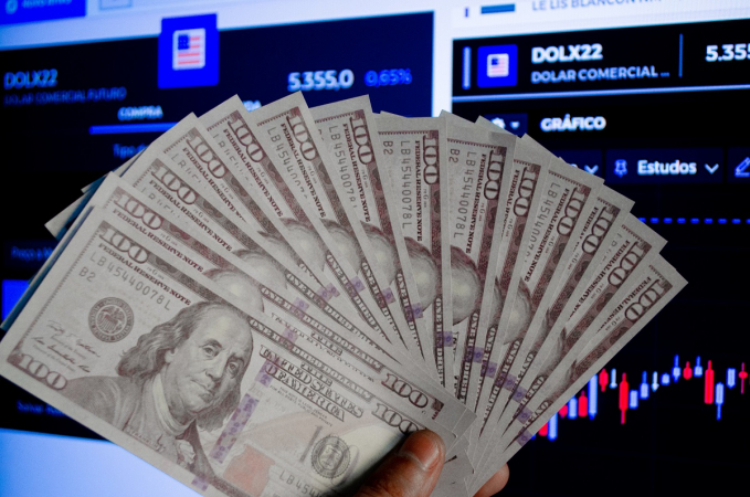 Dólar se aproxima de R$ 5,00 com exterior e tombo da bolsa após IPCA
