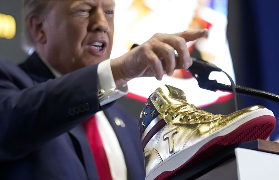 Candidato presidencial republicano, o ex-presidente Donald Trump, comparece ao Sneaker Con Philadelphia, um evento popular entre colecionadores de tênis, em Filadélfia, sábado, 17 de fevereiro de 2024