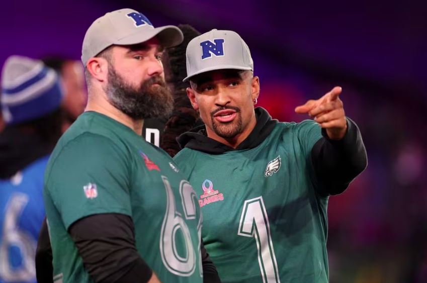 Jason Kelce (aposentado) e Jalen Hurts, destaque do Philadelphia Eagles