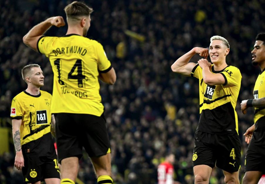 Borussia Dortmund supera Freiburg em dia de protesto contra investimento estrangeiro no Alemão