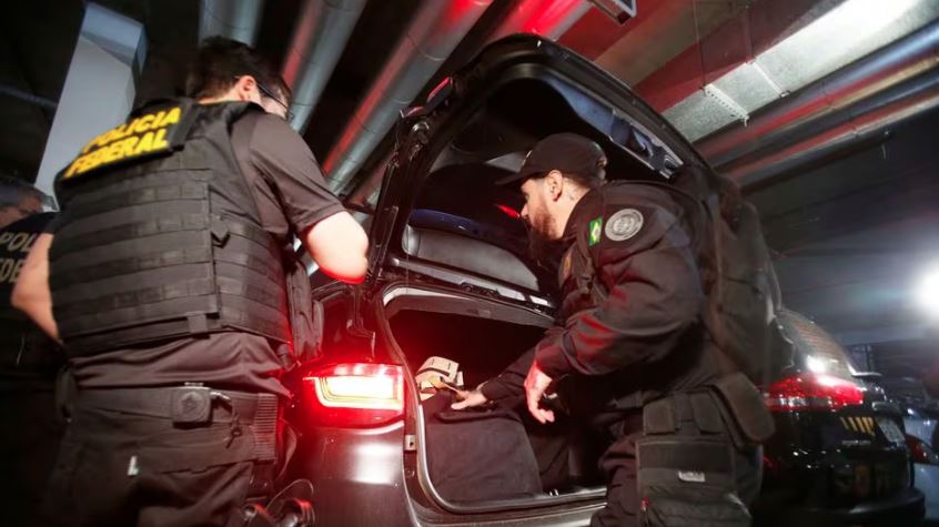 Policiais federais cumprindo mandado de busca e apreensão na Operação Tempus Veritatis