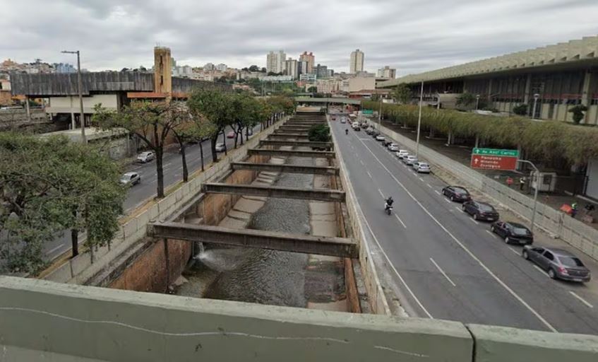 Hegler Ayran colidiu contra a mureta de proteção e caiu no Rio Arrudas