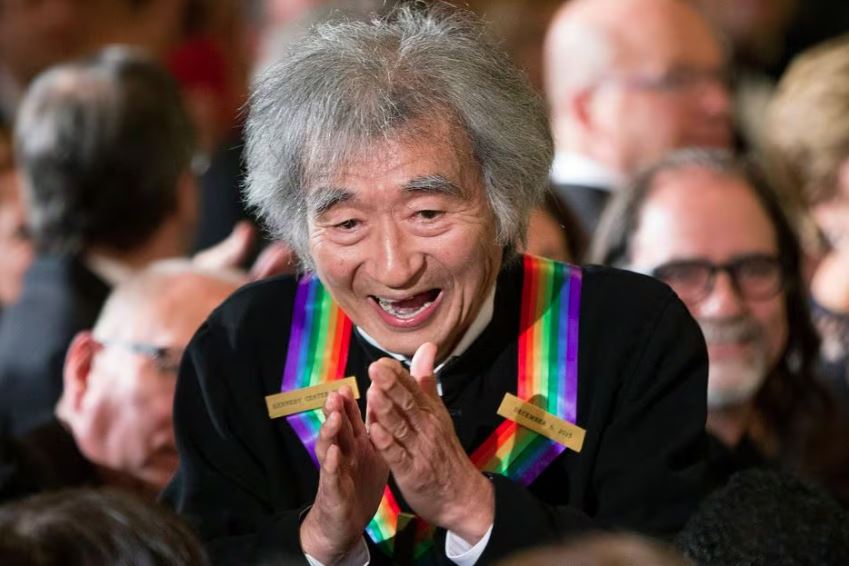 Maestro Seiji Ozawa, após receber homenagem do Kennedy Center Honors, na Casa Branca, para e cumprimenta criança na plateia