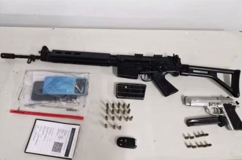 Policiais da Rota apreenderam um fuzil no veículo do suspeito, morto em confronto com a polícia, em Santos, no litoral de São Paulo