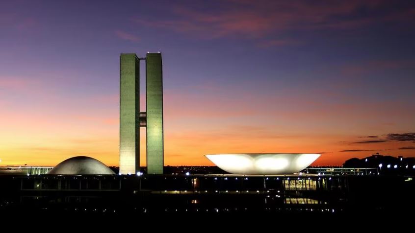 Vista da fachada do prédio do Congresso Nacional, em Brasília (DF), na véspera da comemoração dos 54 anos da inauguração da capital nacional