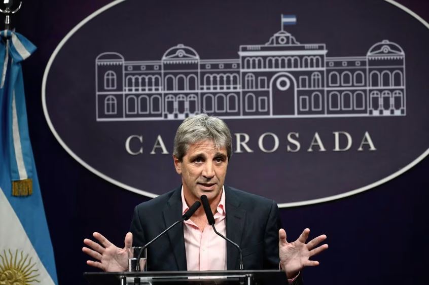 O ministro da Economia da Argentina, Luis Caputo, fala durante uma coletiva de imprensa no palácio presidencial Casa Rosada, em Buenos Aires, em 26 de janeiro de 2024