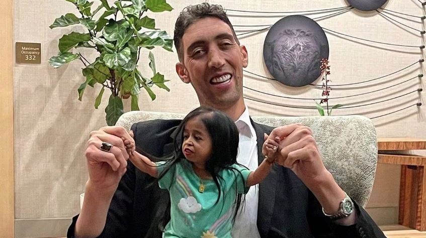 Encontro de Sultan Kösen e Jyoti Amge, o homem mais alto e menor mulher do mundo, respectivamente, se encontram
