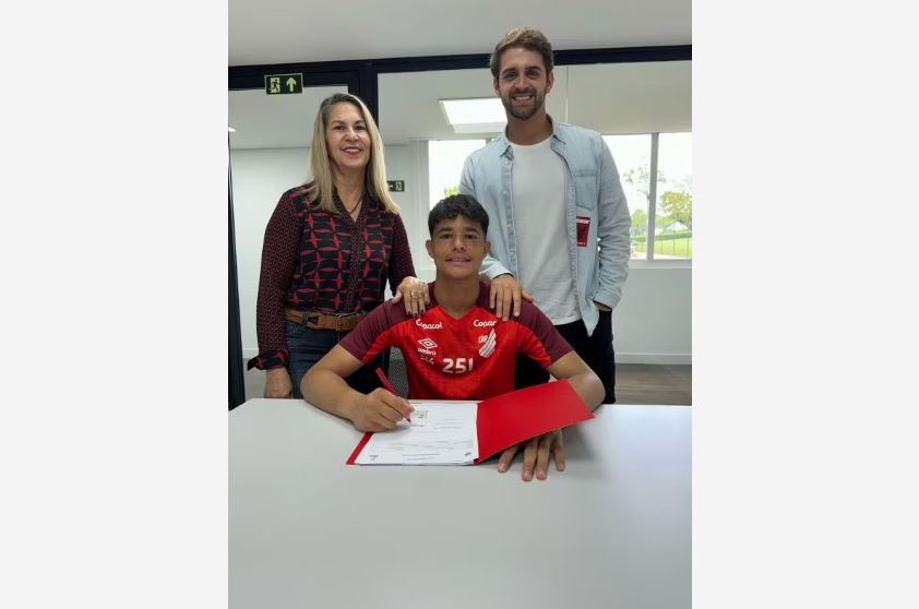 Bruninho assinou contrato de formação com o Athletico-PR nesta quinta-feira