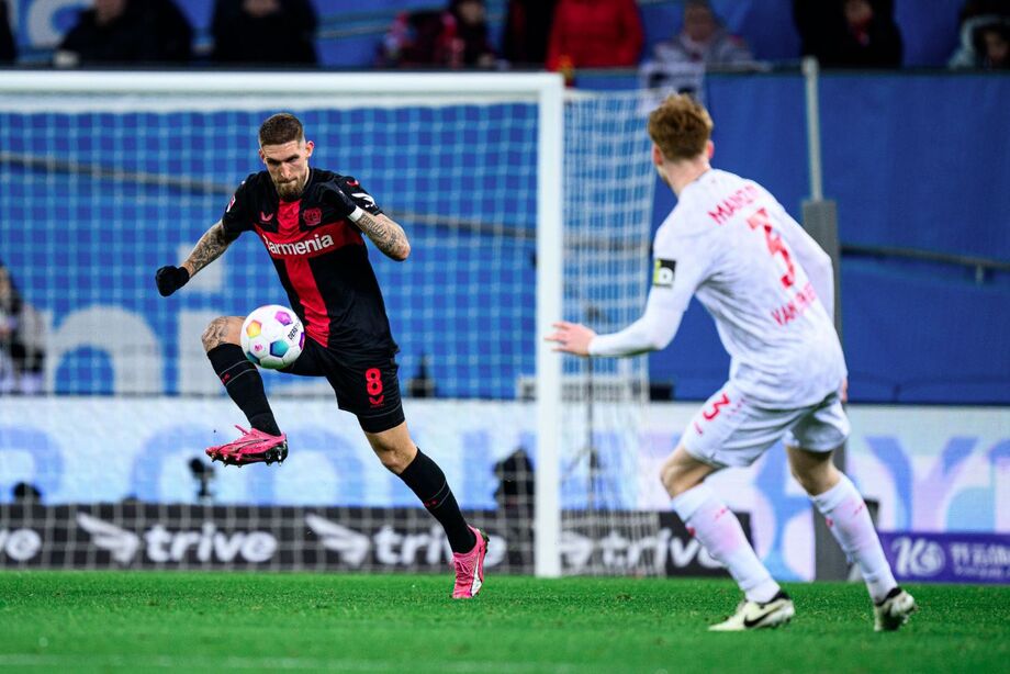 Goleiro falha, Bayer Leverkusen bate o Mainz, e amplia a vantagem na liderança do Alemão