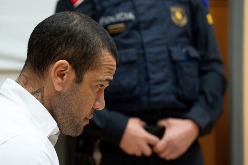 Como Daniel Alves pode ser 'expulso' da Espanha sem cumprir toda pena após condenação?