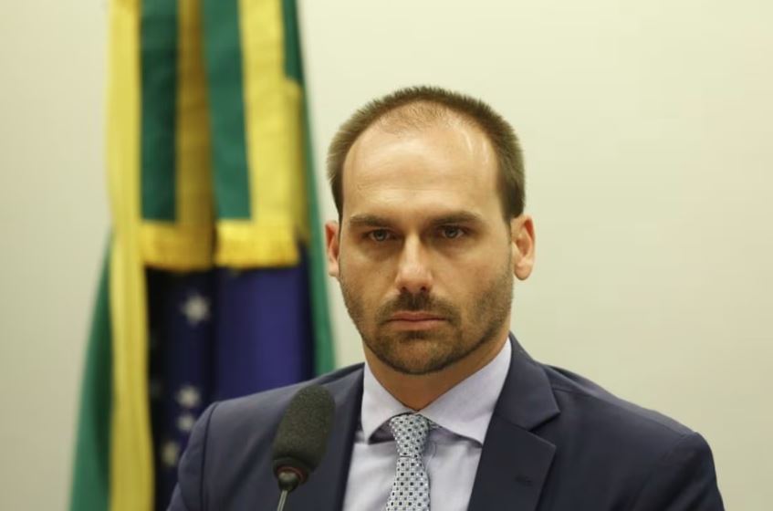 Eduardo Bolsonaro chamou urnas eletrônicas de 'maquininha conta voto' neste domingo (25)