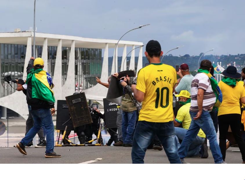 Manifestantes golpistas invadiram a Praça dos Três Poderes, em Brasília, no dia 8 de janeiro de 2023