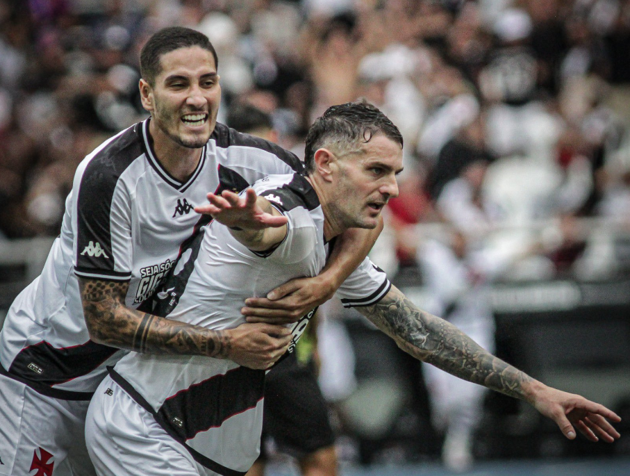 Vasco vence o Botafogo de virada e fica perto das semifinais do Carioca