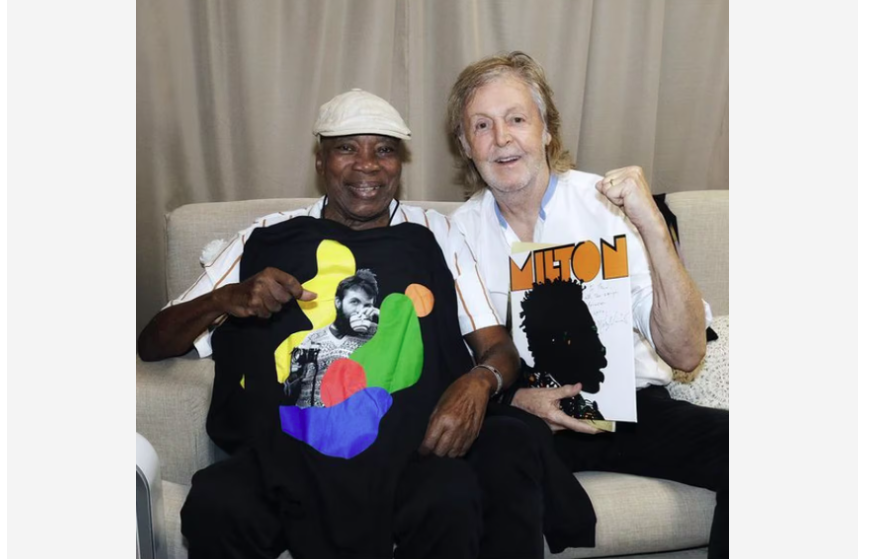 Milton Nascimento ao lado de Paul McCartney em bastidor de show do ex-Beatle no Brasil