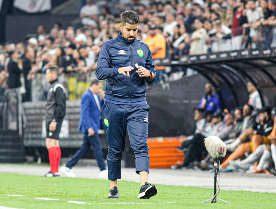 António Oliveira já treina o Corinthians e trabalha para tentar reverter crise