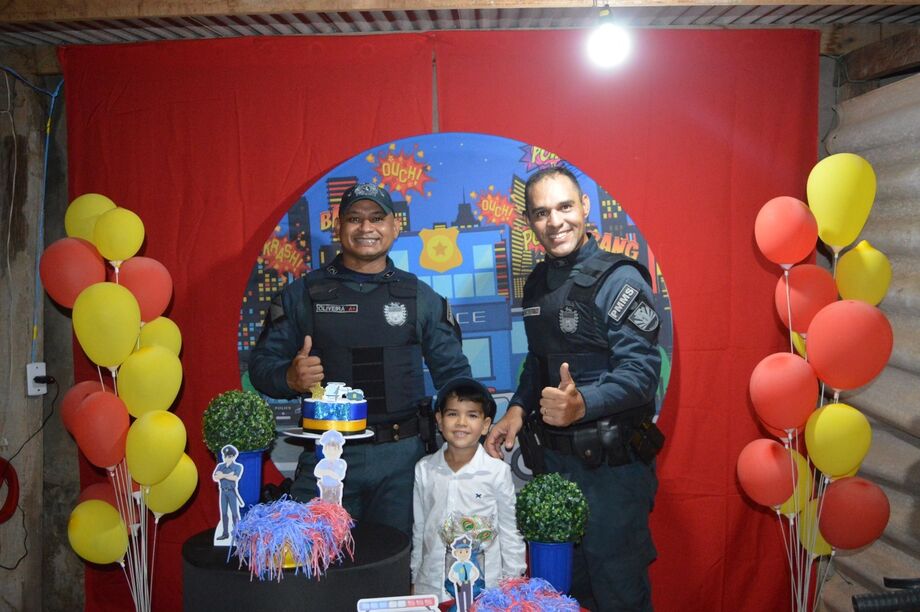 Pequeno fã da Polícia Militar recebe surpresa de aniversário em Coxim