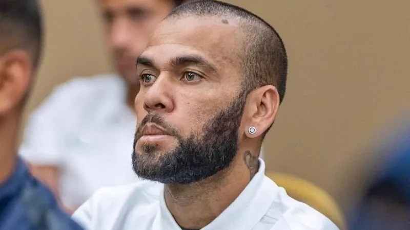 Daniel Alves pagou 150 mil euros á Justiça com ajuda do pai de Neymar