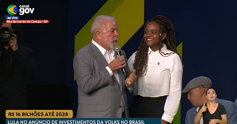 Momento em que o presidente conversa com a jovem