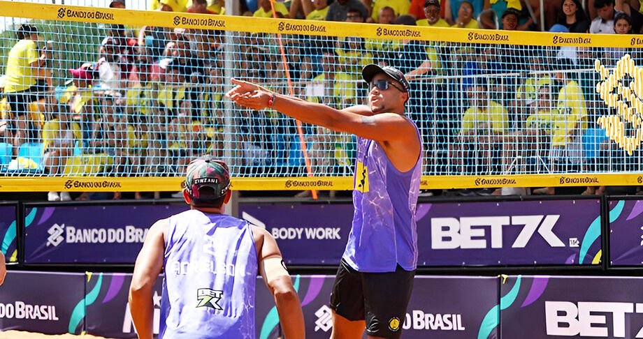 Levantando a bola de manchete, o sul-mato-grossense Arthur, bolsista do Bolsa-Atleta de MS