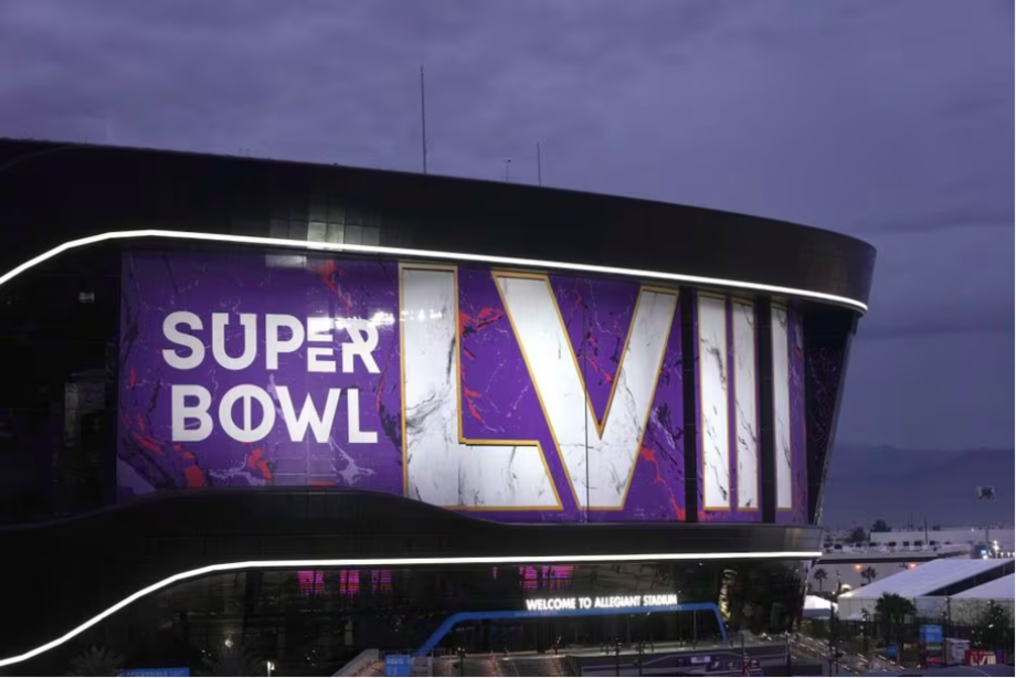 Visão geral do logotipo em algarismos romanos do Super Bowl 58 na fachada do Allegiant Stadium