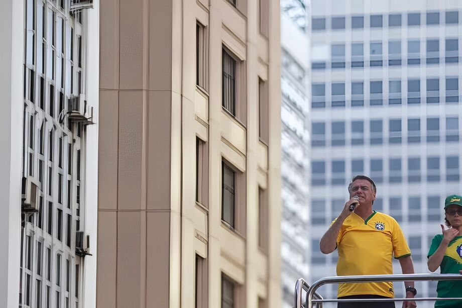 Manifestação com a presença do mesmo e de governadores, deputados e ex-ministros na Avenida Paulista, próximo ao Masp