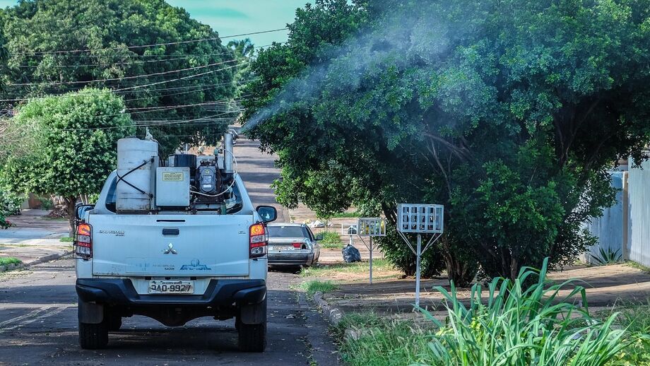 Veículo do Fumacê circula por ruas de Campo Grande com borrifação para controle do mosquito Aedes aegypti