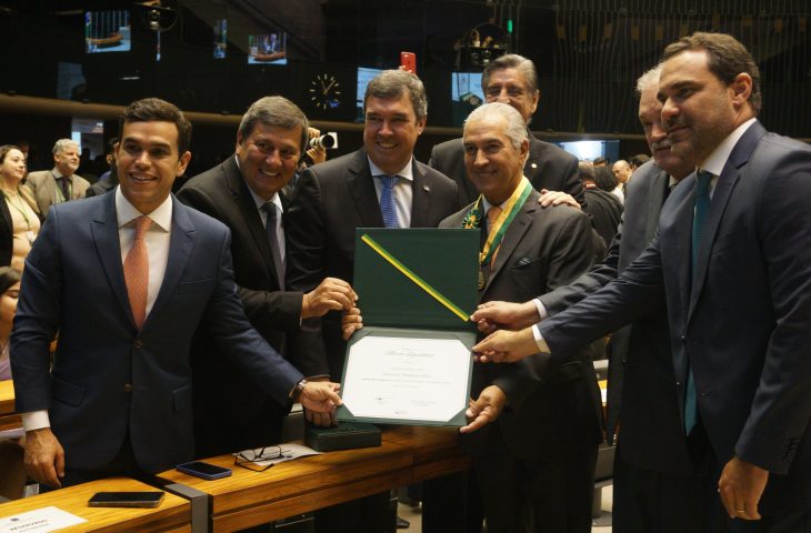 O governador Eduardo Riedel participou da solenidade de entrega da Medalha Mérito Legislativo 2023, que tinha entre os homenageados o ex-governador de Mato Grosso do Sul Reinaldo Azambuja