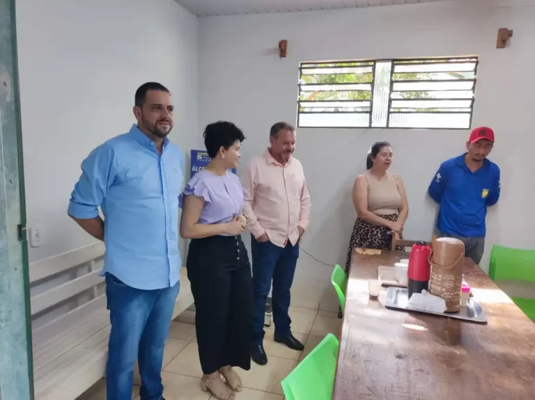 O prefeito de Paranhos, Donizete Viaro, acompanhado do diretor do Hospital Municipal Nossa Senhora da Conceição, Omar Mohamed Alli Filho, e da secretária interina de Saúde, Marcia Trindade