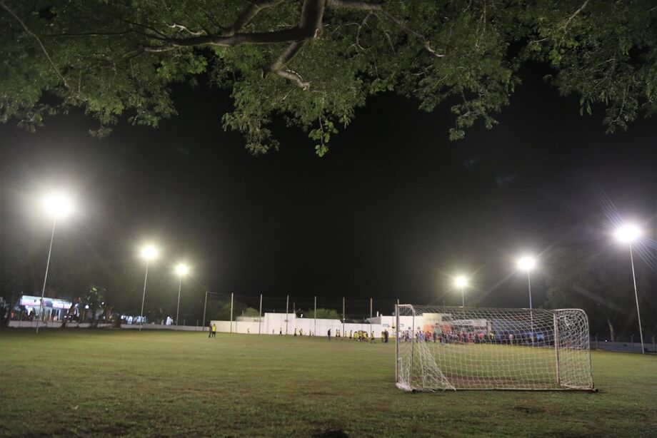 Atletas e as escolinhas de futebol comemoraram a iluminação que foi instalada no Campo de Futebol do Bairro Moreninha II