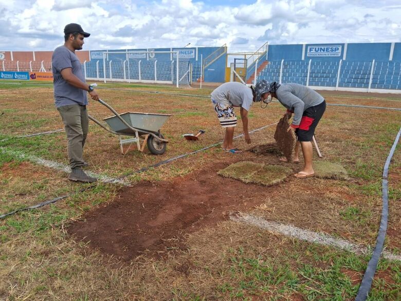 Estádio Jacques da Luz recebe manutenção no gramado para estreia do Operário na Copa do Brasil