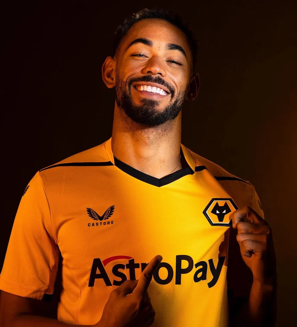 Matheus Cunha posa para foto com a camisa do Wolverhampton