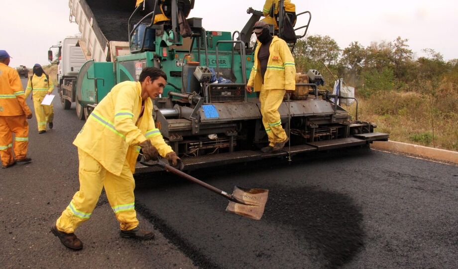 As obras de pavimentação da Estrada do 21, que liga Bonito a Anastácio, chegaram aos seis quilômetros finais neste mês de fevereiro