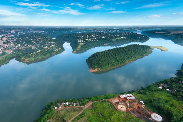 Trecho do rio Paraná na fronteira entre o Brasil e o Paraguai.