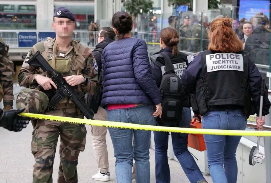Ataque em Paris deixou uma pessoa gravemente ferida e outras duas com ferimentos leves. Polícia francesa não deu mais detalhes sobre o caso