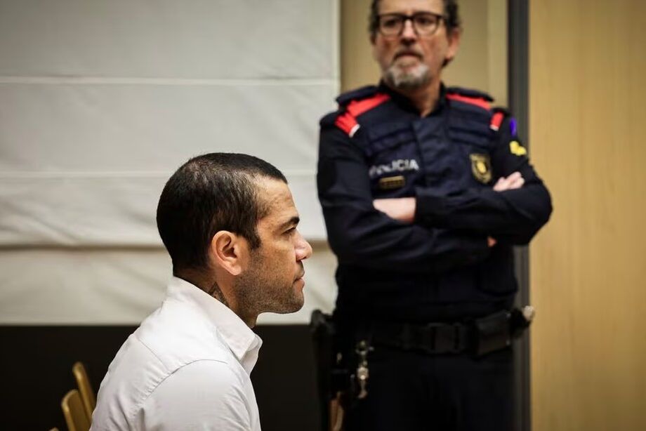 Daniel Alves no banco dos réus