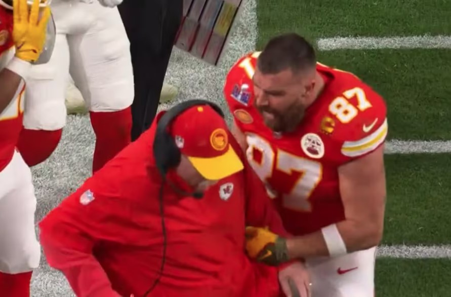 Travis Kelce teve ataque de fúria e agarrou treinador Andy Reid durante o Super Bowl