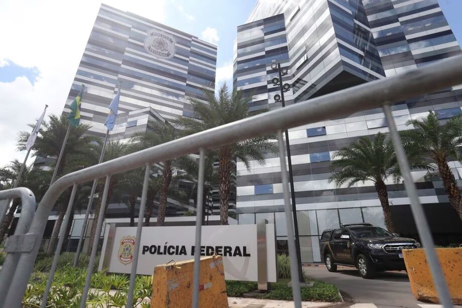 Sede da Polícia Federal em Brasília (DF), onde Jair Bolsonaro e outros 13 investigados na Tempus Veritatis devem prestar depoimento nesta quinta-feira, (22)