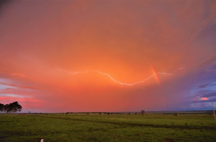 Calor intenso marca o domingo em Mato Grosso do Sul, com previsão de chuva em várias regiões.