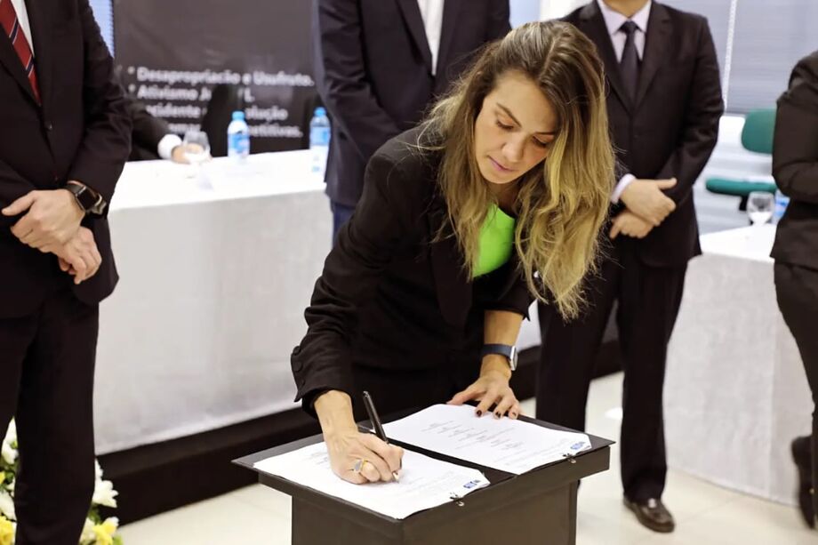 A procuradora-geral do Estado, Ana Carolina Ali Garcia assina o termo