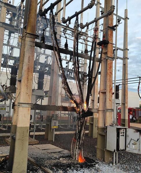 Fios queimados após o incêndio ser controlado