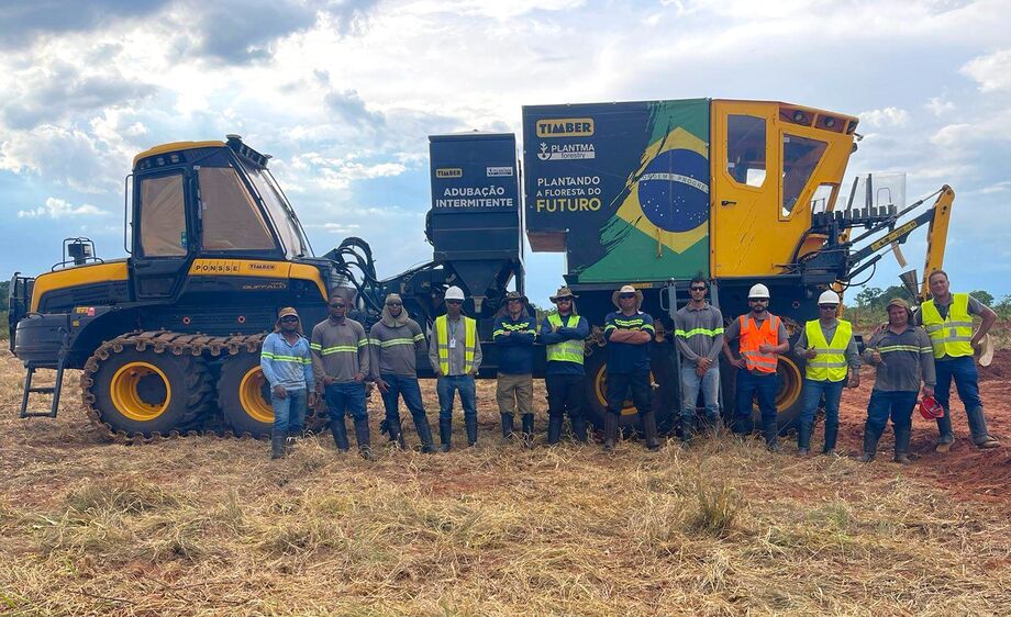 Máquinas são operadas por colaboradores devidamente treinados