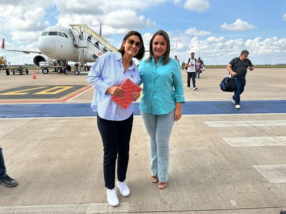 Michelle recebeu uma Bíblia da prefeita Adriane Lopes