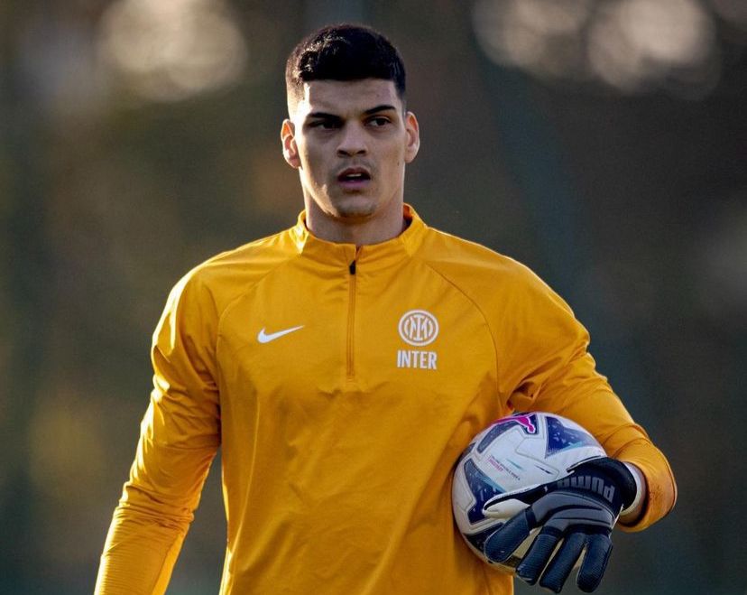 O Santos oficializou a chegada do goleiro Gabriel Brazão, de 23 anos; o arqueiro chega com vínculo até o fim de 2026
