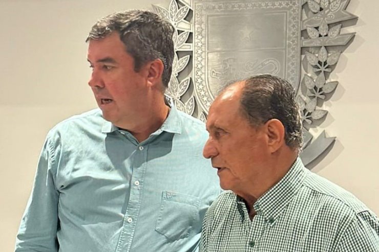 O governador Eduardo Riedel ao lado do deputado Zé Teixeira