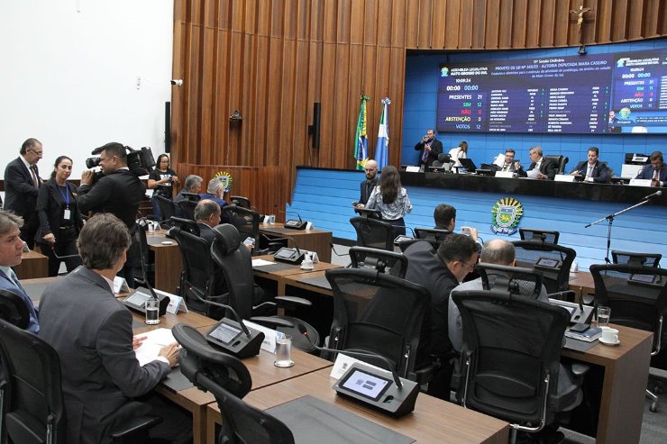 Deputados e deputadas da Assembleia Legislativa votando em projetos durante a Ordem do Dia